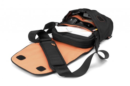 Booq Gets In on iPad Action By Reintroducing a Couple Netbook Cases   taipan shadow xs 5 500x332 