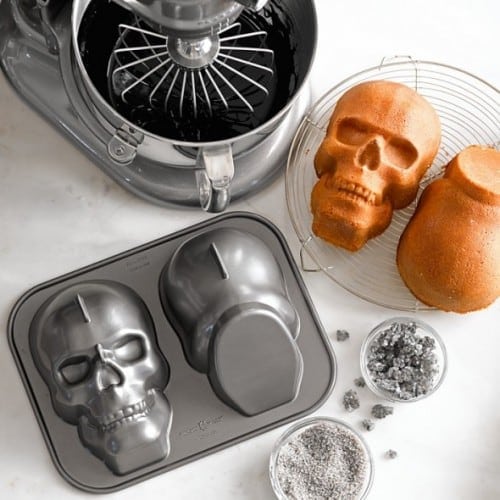 skull-cake-pan-1-590x590