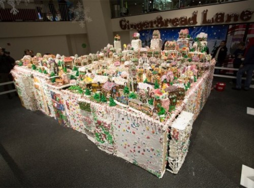 worlds_largest_gingerbread_house-620x459-600x444
